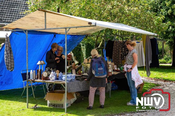 Na regen volop sfeer en zonneschijn op de Brocantemarkt in Elburg. - © NWVFoto.nl