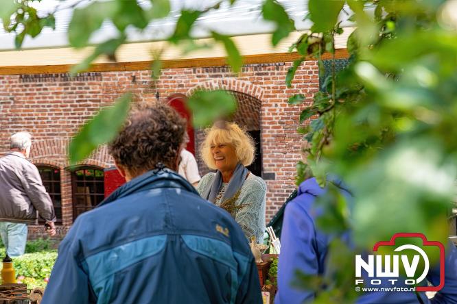 Na regen volop sfeer en zonneschijn op de Brocantemarkt in Elburg. - © NWVFoto.nl