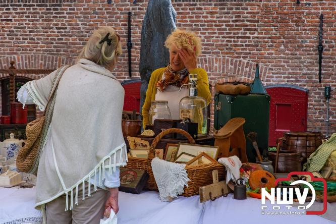 Na regen volop sfeer en zonneschijn op de Brocantemarkt in Elburg. - © NWVFoto.nl