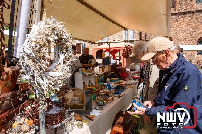 Na regen volop sfeer en zonneschijn op de Brocantemarkt in Elburg. - © NWVFoto.nl