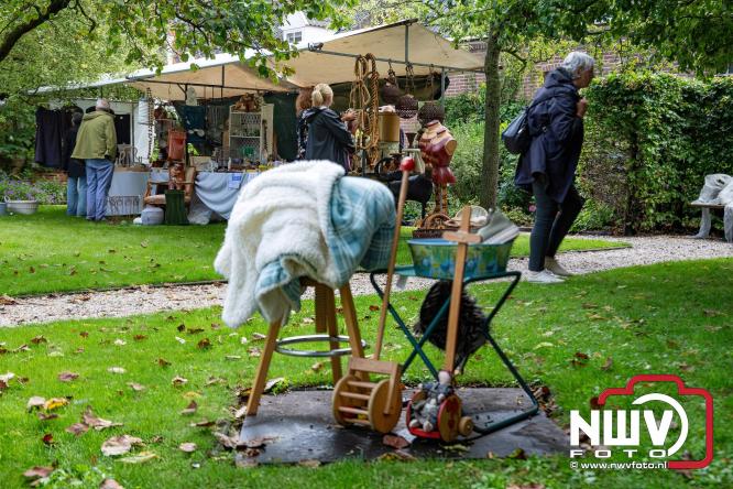 Na regen volop sfeer en zonneschijn op de Brocantemarkt in Elburg. - © NWVFoto.nl