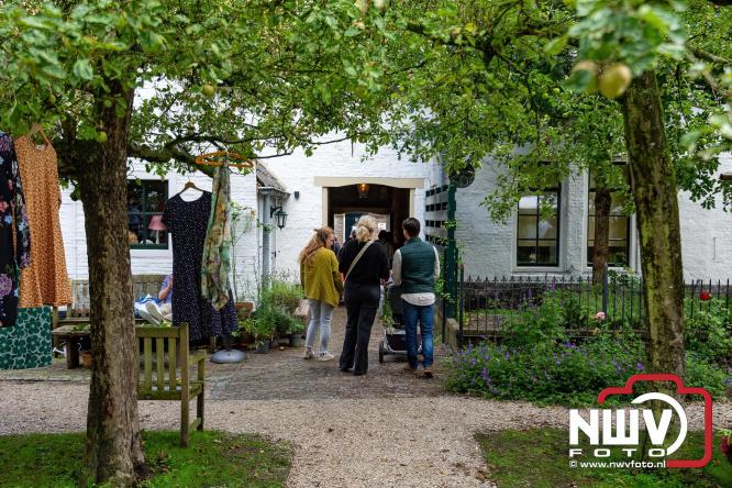 Na regen volop sfeer en zonneschijn op de Brocantemarkt in Elburg. - © NWVFoto.nl