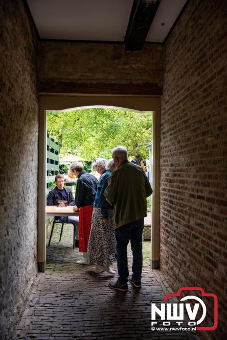 Na regen volop sfeer en zonneschijn op de Brocantemarkt in Elburg. - © NWVFoto.nl