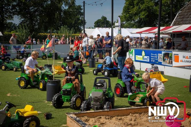 Oogstfeest en Fokveedag in Oldebroek: Een dag vol nostalgie en plattelandsplezier voor alle generaties. - © NWVFoto.nl