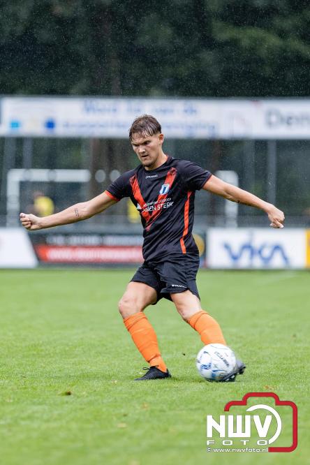 WHC haalt drie punten binnen na overwinning op SDV Barneveld door een schitterende goal van Sylvian Vierhuizen. - © NWVFoto.nl