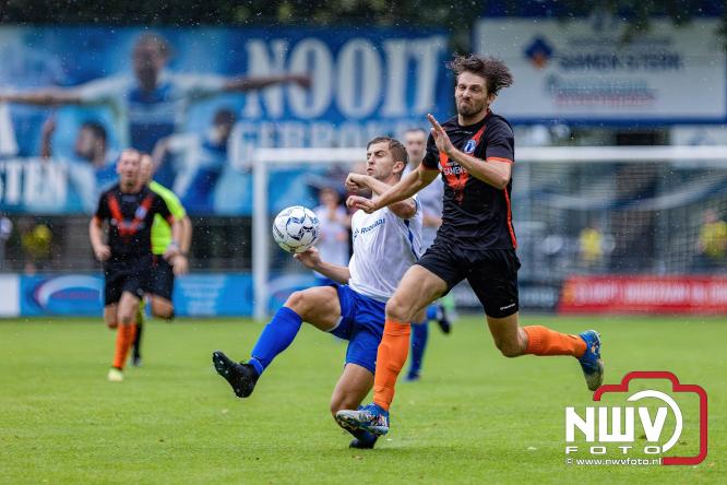 WHC haalt drie punten binnen na overwinning op SDV Barneveld door een schitterende goal van Sylvian Vierhuizen. - © NWVFoto.nl