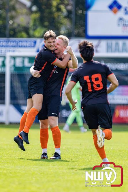 WHC haalt drie punten binnen na overwinning op SDV Barneveld door een schitterende goal van Sylvian Vierhuizen. - © NWVFoto.nl