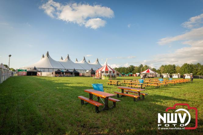 Feestknallers! Mega Piraten Festijn Oldebroek vult uitverkochte tent met oer-gezelligheid tijdens de 2025 editie. - © NWVFoto.nl