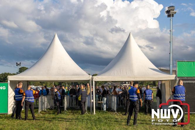 Feestknallers! Mega Piraten Festijn Oldebroek vult uitverkochte tent met oer-gezelligheid tijdens de 2025 editie. - © NWVFoto.nl