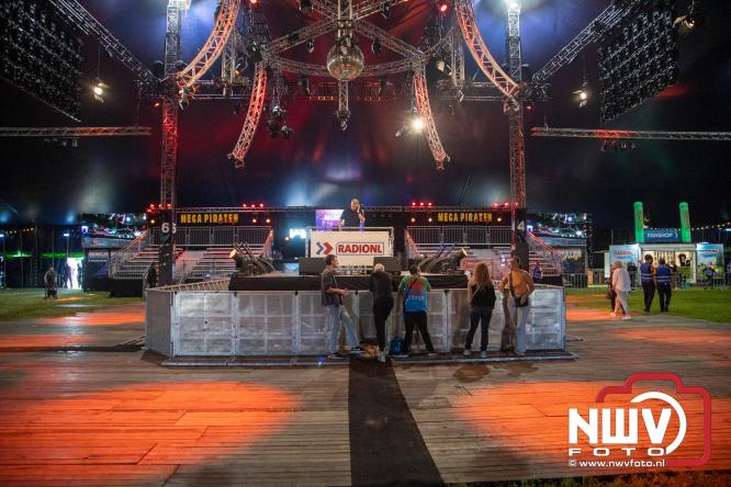 Feestknallers! Mega Piraten Festijn Oldebroek vult uitverkochte tent met oer-gezelligheid tijdens de 2025 editie. - © NWVFoto.nl