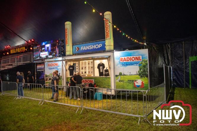Feestknallers! Mega Piraten Festijn Oldebroek vult uitverkochte tent met oer-gezelligheid tijdens de 2025 editie. - © NWVFoto.nl
