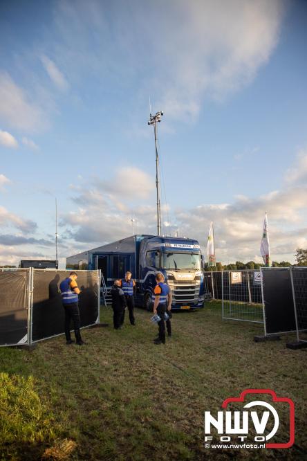 Feestknallers! Mega Piraten Festijn Oldebroek vult uitverkochte tent met oer-gezelligheid tijdens de 2025 editie. - © NWVFoto.nl