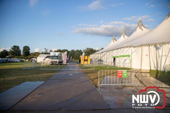 Feestknallers! Mega Piraten Festijn Oldebroek vult uitverkochte tent met oer-gezelligheid tijdens de 2025 editie. - © NWVFoto.nl