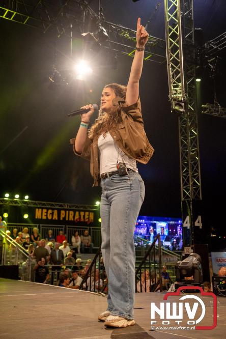 Feestknallers! Mega Piraten Festijn Oldebroek vult uitverkochte tent met oer-gezelligheid tijdens de 2025 editie. - © NWVFoto.nl