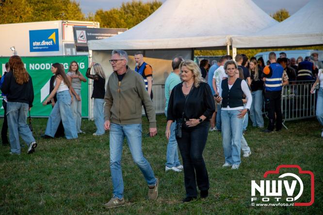 Feestknallers! Mega Piraten Festijn Oldebroek vult uitverkochte tent met oer-gezelligheid tijdens de 2025 editie. - © NWVFoto.nl