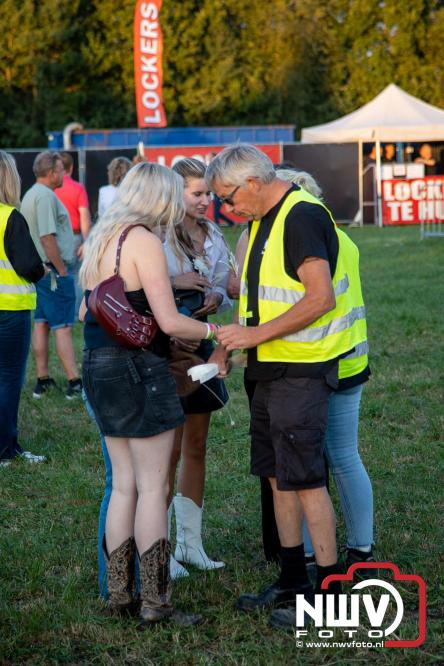 Feestknallers! Mega Piraten Festijn Oldebroek vult uitverkochte tent met oer-gezelligheid tijdens de 2025 editie. - © NWVFoto.nl