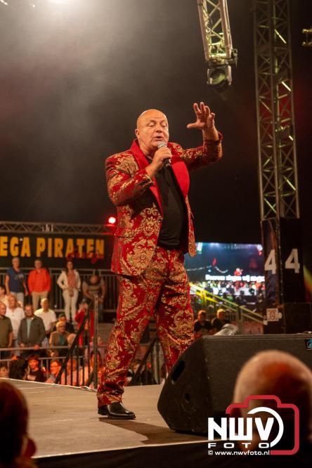 Feestknallers! Mega Piraten Festijn Oldebroek vult uitverkochte tent met oer-gezelligheid tijdens de 2025 editie. - © NWVFoto.nl