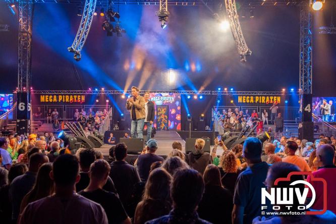 Feestknallers! Mega Piraten Festijn Oldebroek vult uitverkochte tent met oer-gezelligheid tijdens de 2025 editie. - © NWVFoto.nl