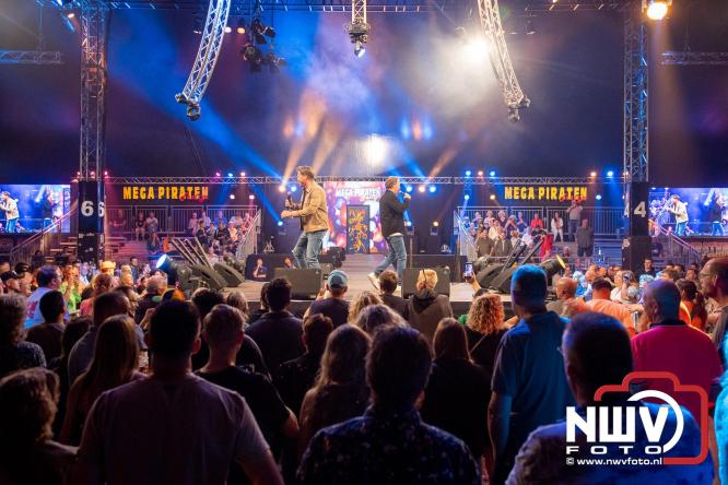 Feestknallers! Mega Piraten Festijn Oldebroek vult uitverkochte tent met oer-gezelligheid tijdens de 2025 editie. - © NWVFoto.nl