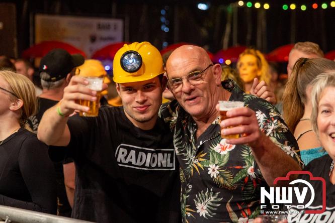 Feestknallers! Mega Piraten Festijn Oldebroek vult uitverkochte tent met oer-gezelligheid tijdens de 2025 editie. - © NWVFoto.nl