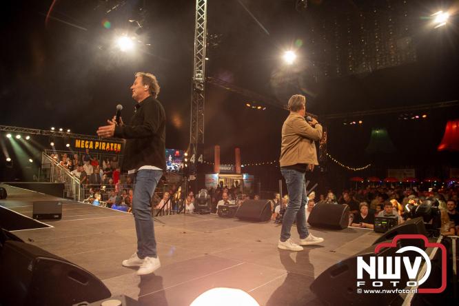 Feestknallers! Mega Piraten Festijn Oldebroek vult uitverkochte tent met oer-gezelligheid tijdens de 2025 editie. - © NWVFoto.nl