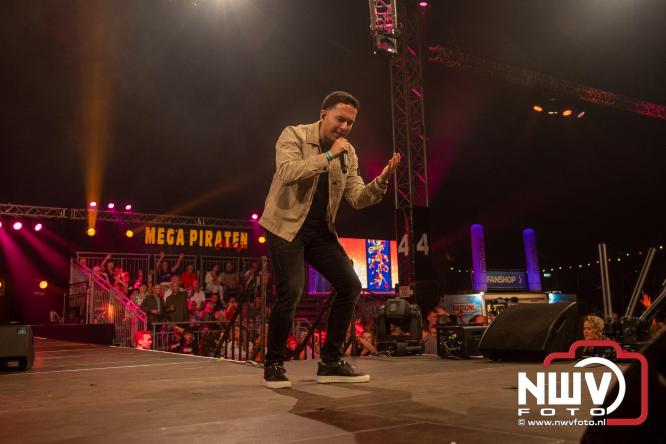Feestknallers! Mega Piraten Festijn Oldebroek vult uitverkochte tent met oer-gezelligheid tijdens de 2025 editie. - © NWVFoto.nl