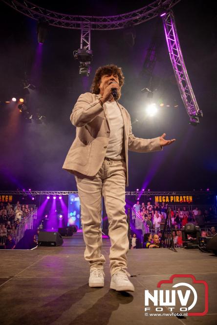 Feestknallers! Mega Piraten Festijn Oldebroek vult uitverkochte tent met oer-gezelligheid tijdens de 2025 editie. - © NWVFoto.nl