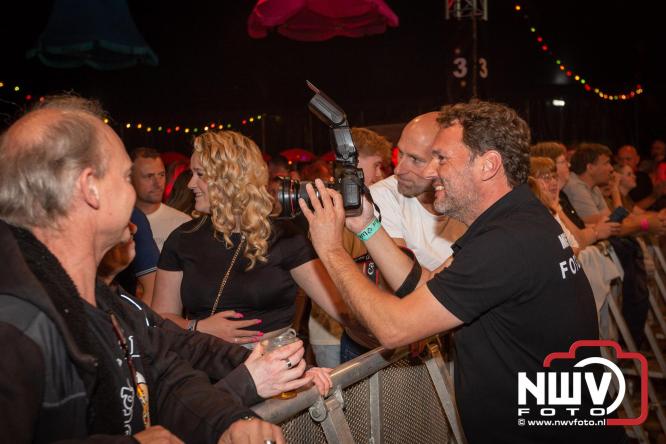 Feestknallers! Mega Piraten Festijn Oldebroek vult uitverkochte tent met oer-gezelligheid tijdens de 2025 editie. - © NWVFoto.nl