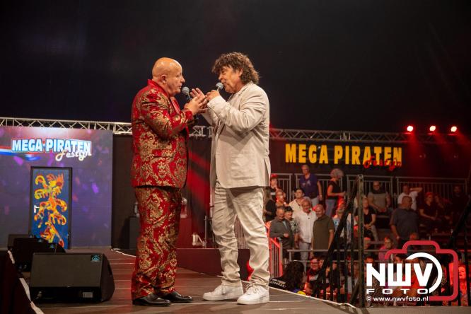 Feestknallers! Mega Piraten Festijn Oldebroek vult uitverkochte tent met oer-gezelligheid tijdens de 2025 editie. - © NWVFoto.nl