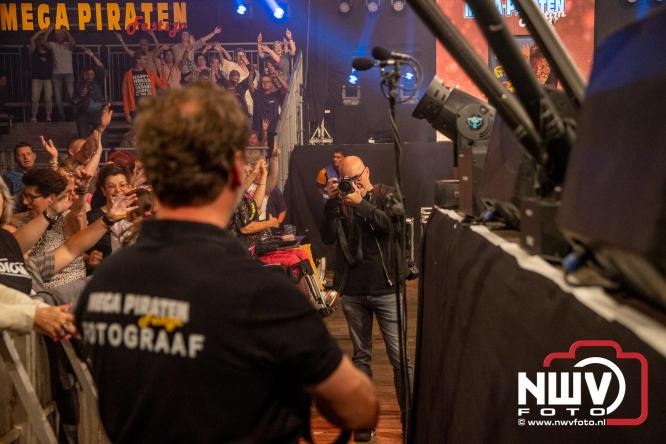 Feestknallers! Mega Piraten Festijn Oldebroek vult uitverkochte tent met oer-gezelligheid tijdens de 2025 editie. - © NWVFoto.nl