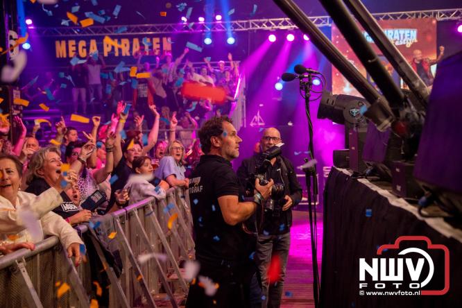 Feestknallers! Mega Piraten Festijn Oldebroek vult uitverkochte tent met oer-gezelligheid tijdens de 2025 editie. - © NWVFoto.nl