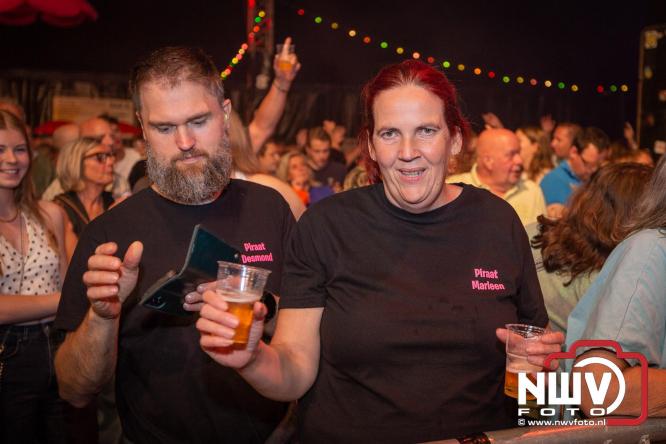Feestknallers! Mega Piraten Festijn Oldebroek vult uitverkochte tent met oer-gezelligheid tijdens de 2025 editie. - © NWVFoto.nl
