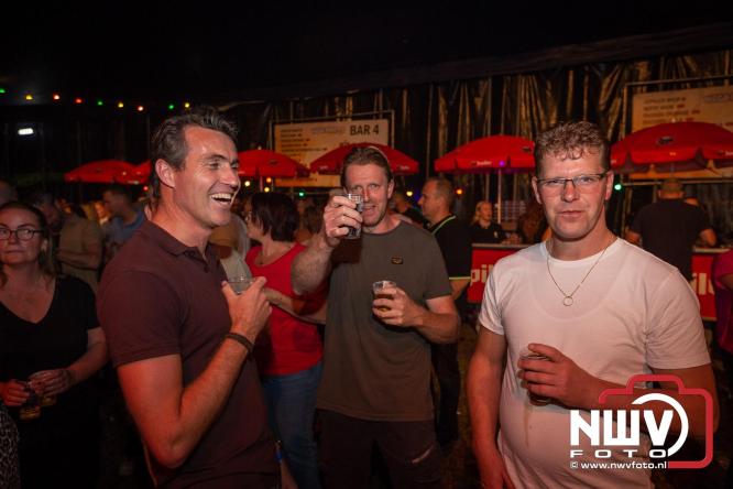 Feestknallers! Mega Piraten Festijn Oldebroek vult uitverkochte tent met oer-gezelligheid tijdens de 2025 editie. - © NWVFoto.nl