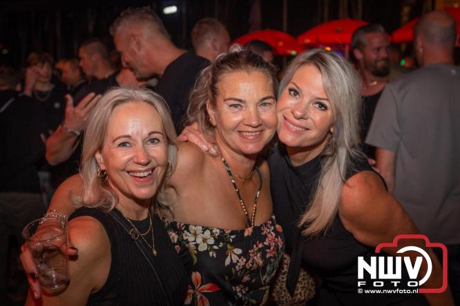 Feestknallers! Mega Piraten Festijn Oldebroek vult uitverkochte tent met oer-gezelligheid tijdens de 2025 editie. - © NWVFoto.nl