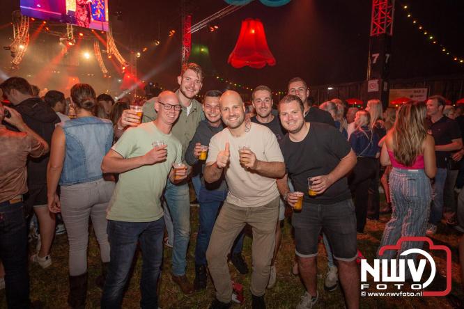 Feestknallers! Mega Piraten Festijn Oldebroek vult uitverkochte tent met oer-gezelligheid tijdens de 2025 editie. - © NWVFoto.nl