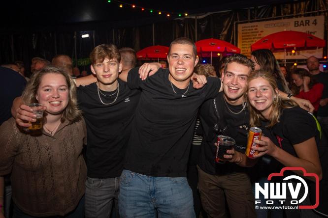 Feestknallers! Mega Piraten Festijn Oldebroek vult uitverkochte tent met oer-gezelligheid tijdens de 2025 editie. - © NWVFoto.nl