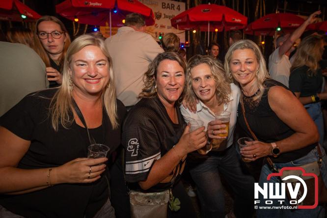 Feestknallers! Mega Piraten Festijn Oldebroek vult uitverkochte tent met oer-gezelligheid tijdens de 2025 editie. - © NWVFoto.nl