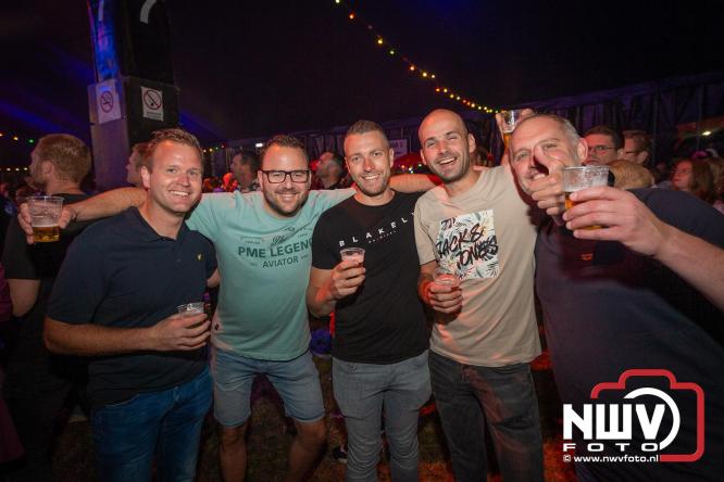 Feestknallers! Mega Piraten Festijn Oldebroek vult uitverkochte tent met oer-gezelligheid tijdens de 2025 editie. - © NWVFoto.nl