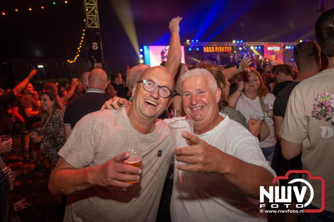 Feestknallers! Mega Piraten Festijn Oldebroek vult uitverkochte tent met oer-gezelligheid tijdens de 2025 editie. - © NWVFoto.nl