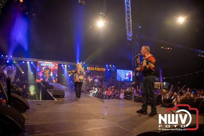 Feestknallers! Mega Piraten Festijn Oldebroek vult uitverkochte tent met oer-gezelligheid tijdens de 2025 editie. - © NWVFoto.nl