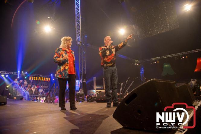 Feestknallers! Mega Piraten Festijn Oldebroek vult uitverkochte tent met oer-gezelligheid tijdens de 2025 editie. - © NWVFoto.nl
