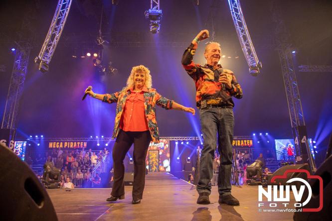 Feestknallers! Mega Piraten Festijn Oldebroek vult uitverkochte tent met oer-gezelligheid tijdens de 2025 editie. - © NWVFoto.nl