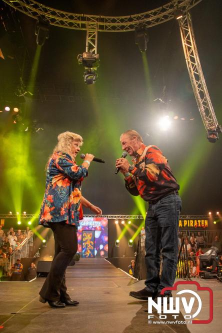 Feestknallers! Mega Piraten Festijn Oldebroek vult uitverkochte tent met oer-gezelligheid tijdens de 2025 editie. - © NWVFoto.nl