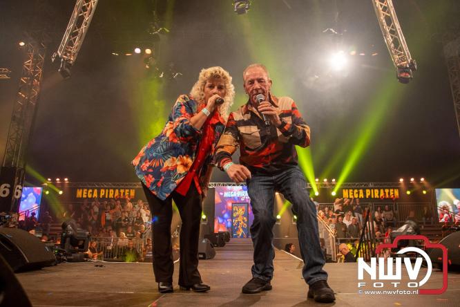 Feestknallers! Mega Piraten Festijn Oldebroek vult uitverkochte tent met oer-gezelligheid tijdens de 2025 editie. - © NWVFoto.nl