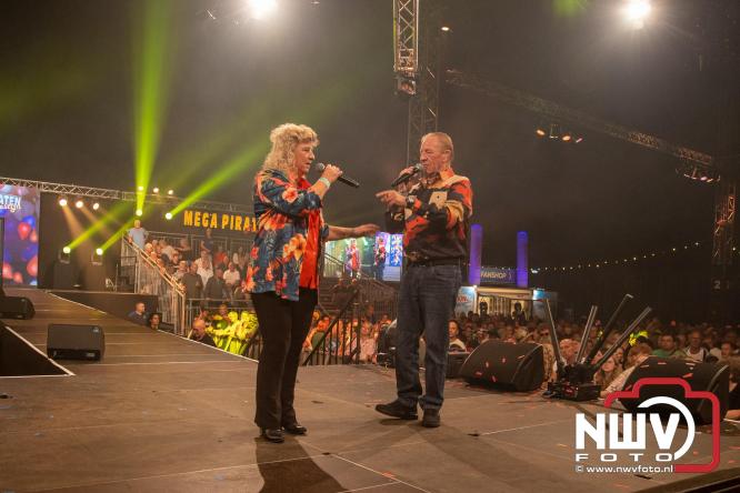 Feestknallers! Mega Piraten Festijn Oldebroek vult uitverkochte tent met oer-gezelligheid tijdens de 2025 editie. - © NWVFoto.nl
