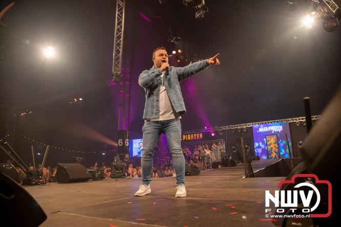 Feestknallers! Mega Piraten Festijn Oldebroek vult uitverkochte tent met oer-gezelligheid tijdens de 2025 editie. - © NWVFoto.nl