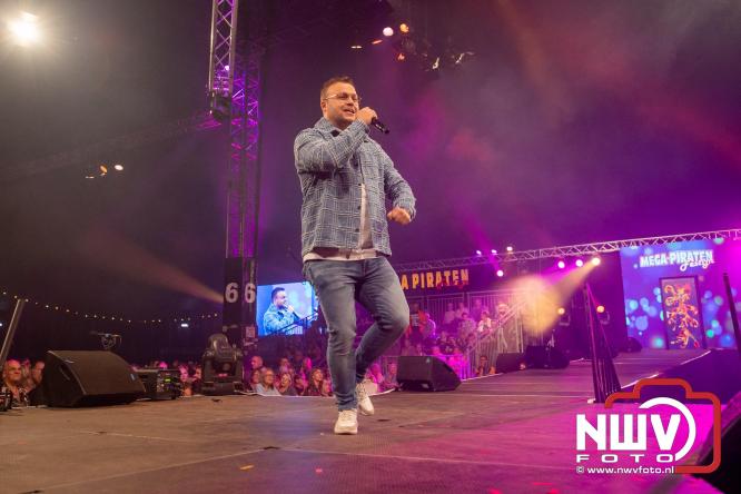 Feestknallers! Mega Piraten Festijn Oldebroek vult uitverkochte tent met oer-gezelligheid tijdens de 2025 editie. - © NWVFoto.nl