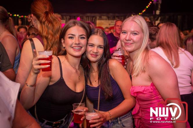 Feestknallers! Mega Piraten Festijn Oldebroek vult uitverkochte tent met oer-gezelligheid tijdens de 2025 editie. - © NWVFoto.nl