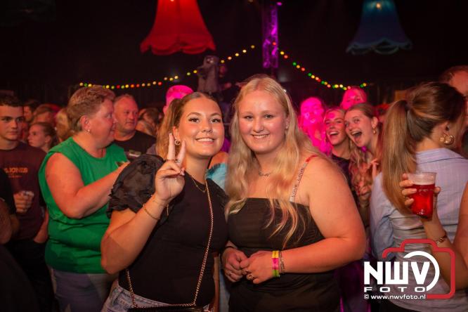 Feestknallers! Mega Piraten Festijn Oldebroek vult uitverkochte tent met oer-gezelligheid tijdens de 2025 editie. - © NWVFoto.nl