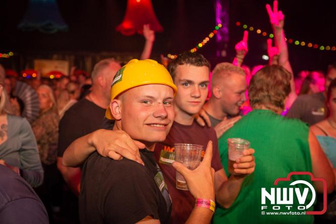 Feestknallers! Mega Piraten Festijn Oldebroek vult uitverkochte tent met oer-gezelligheid tijdens de 2025 editie. - © NWVFoto.nl